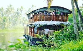 Rajahamsam Houseboat